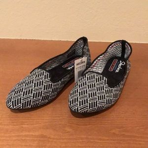 Black & white Sketchers flats. Air cooled memory foam. NEVER WORN